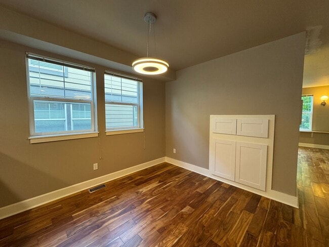 Building Photo - Amazing 2Bed/2.5 Bath Townhome in West Seattle!