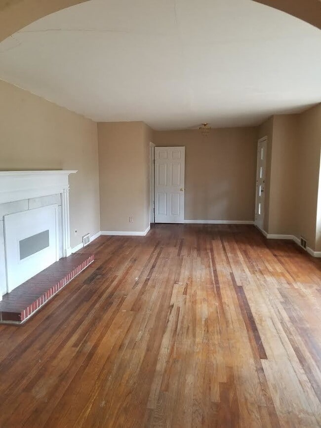 Building Photo - City Living!!