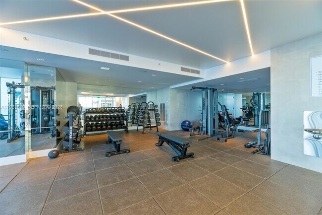 Building Photo - 700 NE 25th St