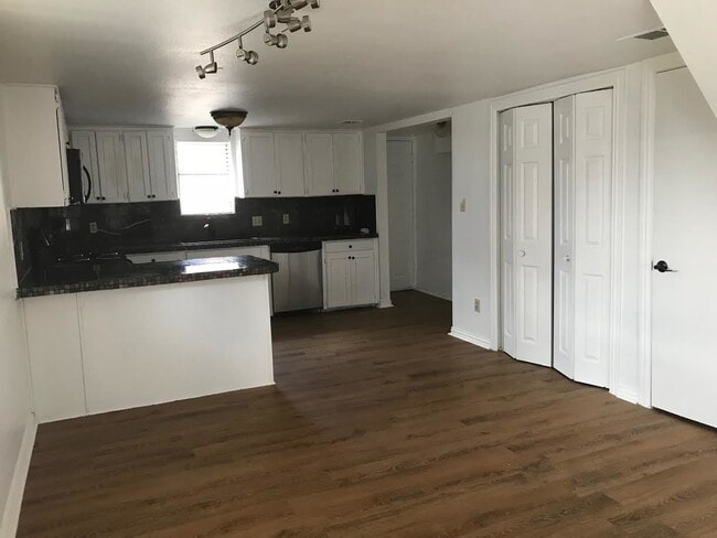 Building Photo - Attractive 3 bed / 2 bath family home