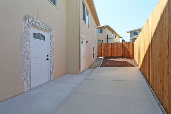 Building Photo - 575 Palm Ave