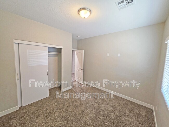 Building Photo - 1121 Sixshooter Ave