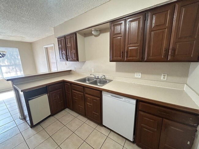 Building Photo - Private Corner Townhome