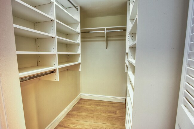 Building Photo - 1301 E Hillsboro Blvd