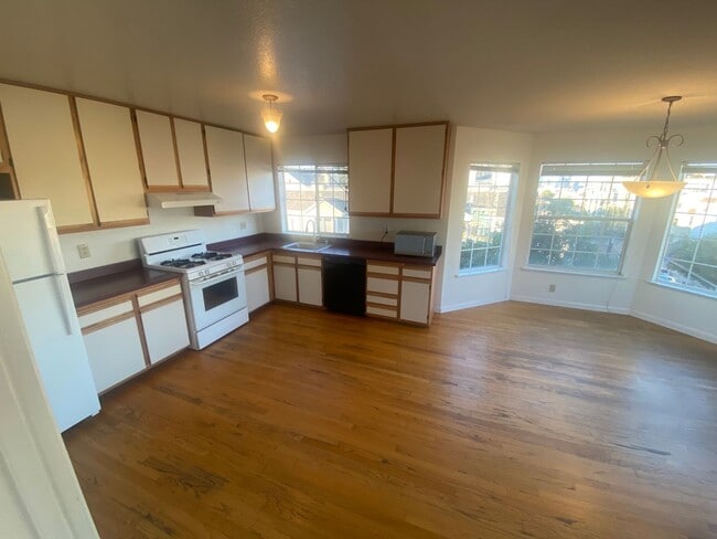 Building Photo - Epic Real Estate & Asso. Inc. - Beautiful, Spacious & Sunny 2 br/2ba Condo Available in Mission -...