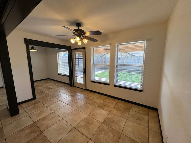 Building Photo - NW Visalia Home coming soon!