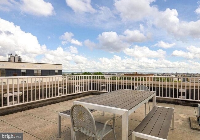 Building Photo - Modern 3 Bed 2 bath condo WITH 2 PARKING S...