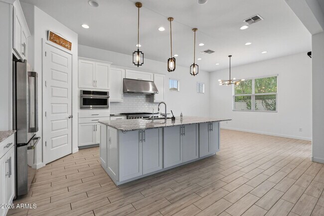 Building Photo - 203 E Birchwood Pl