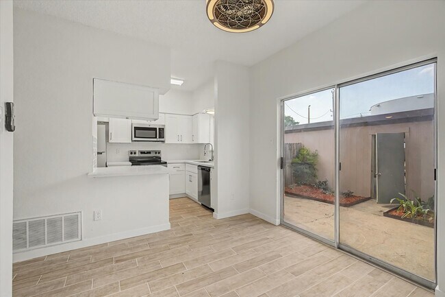 Building Photo - 12500 Brookglade Cir