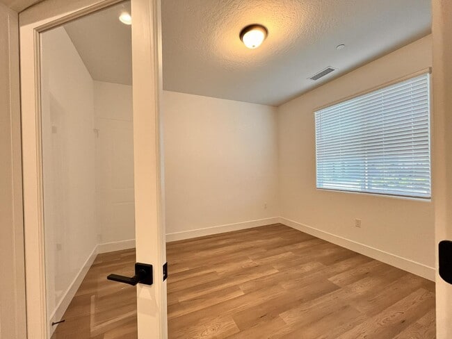 Building Photo - 2827 E Colina Dr
