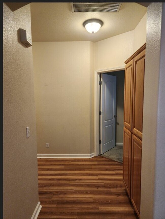 Building Photo - 4 bedroom 2 bathroom home Near Christofferson Pkwy Close to Walnut Elementary, Turlock Jr High Sc...