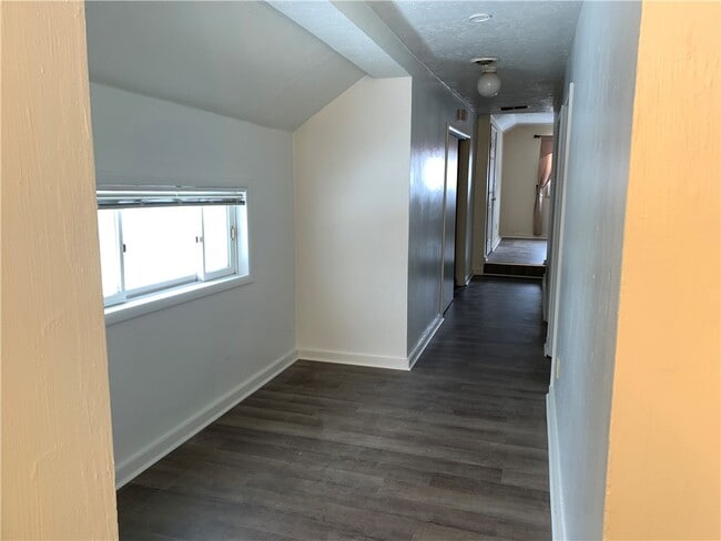 Building Photo - 7666 W Ridge Rd