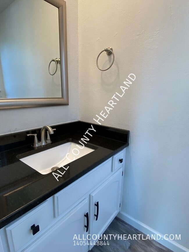 Building Photo - 1809 SE 12th St