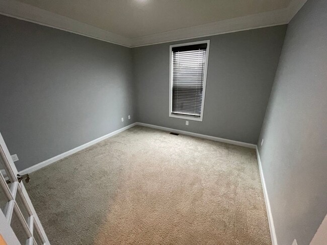 Building Photo - Large Home East Jefferson For Rent