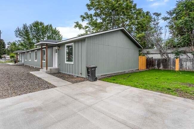 Building Photo - 1302 S 14th Ave