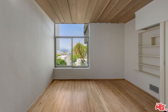 Building Photo - 1817 Edgecliffe Dr