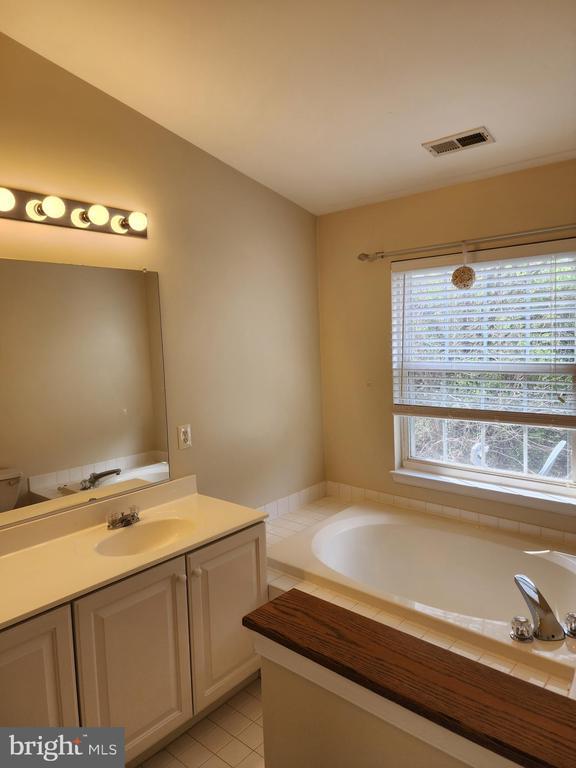 Building Photo - 507 Sylvan Ct