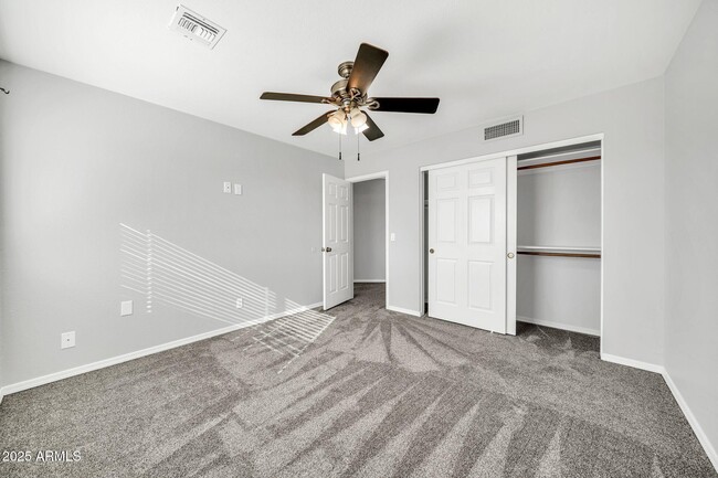 Building Photo - 5044 E Paradise Ln