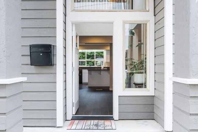 Building Photo - View Home in Quiet Neighborhood