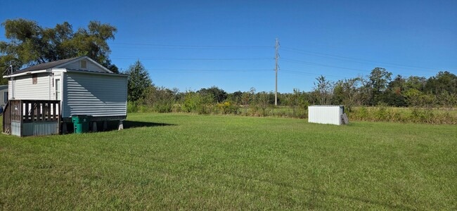 Building Photo - Tiny home with large yard