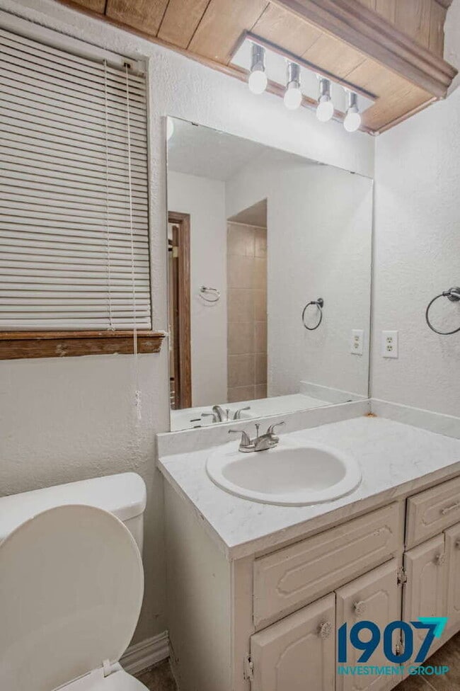 Building Photo - SPECIAL OFFER! Move In Now & Get 50% Off Your First Month's Rent!  Spacious 5-Bedroom Home in OKC...