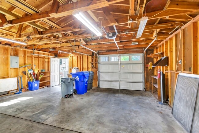 Building Photo - Completely Renovated Gem in Park Circle