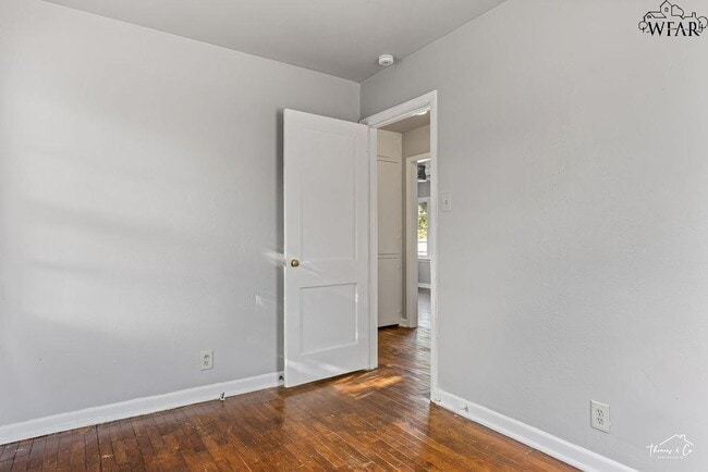 Building Photo - 1613 Hawes Ave