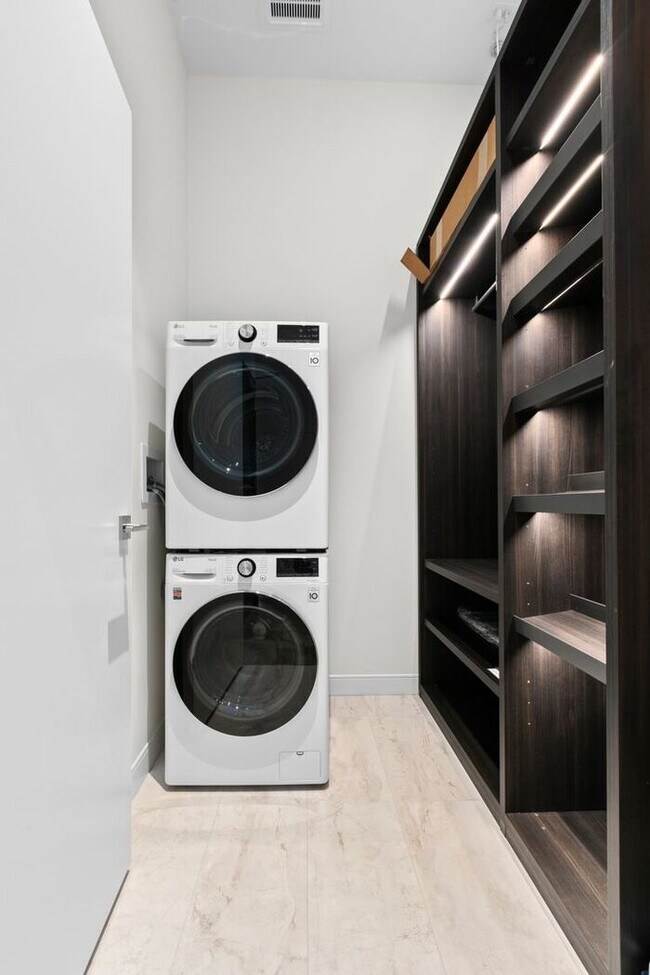 Building Photo - Luxury Executive Condo w/AC in the Heart o...