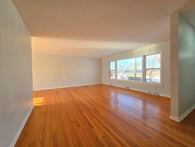 Building Photo - 29 E Lake Shore Dr