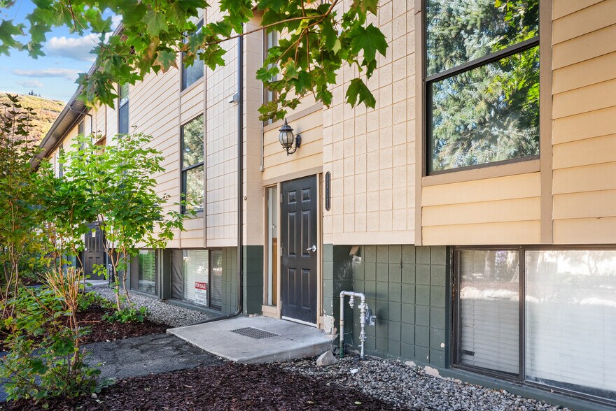 Building Photo - 1150 Deer Valley Dr