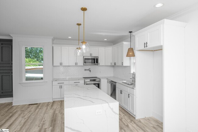 Building Photo - 305 Valley St