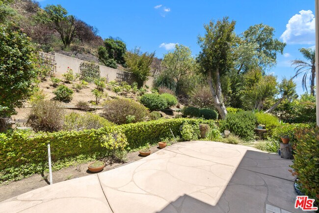 Building Photo - 682 Palisades Dr