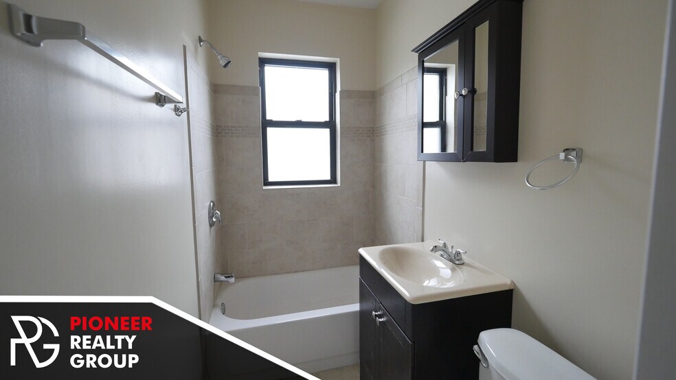 Building Photo - 2842 N Orchard St