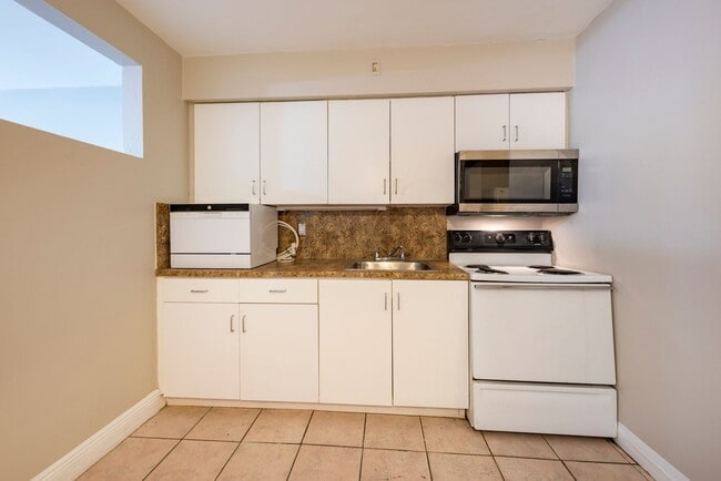 Building Photo - 1108 NW 5th Ave