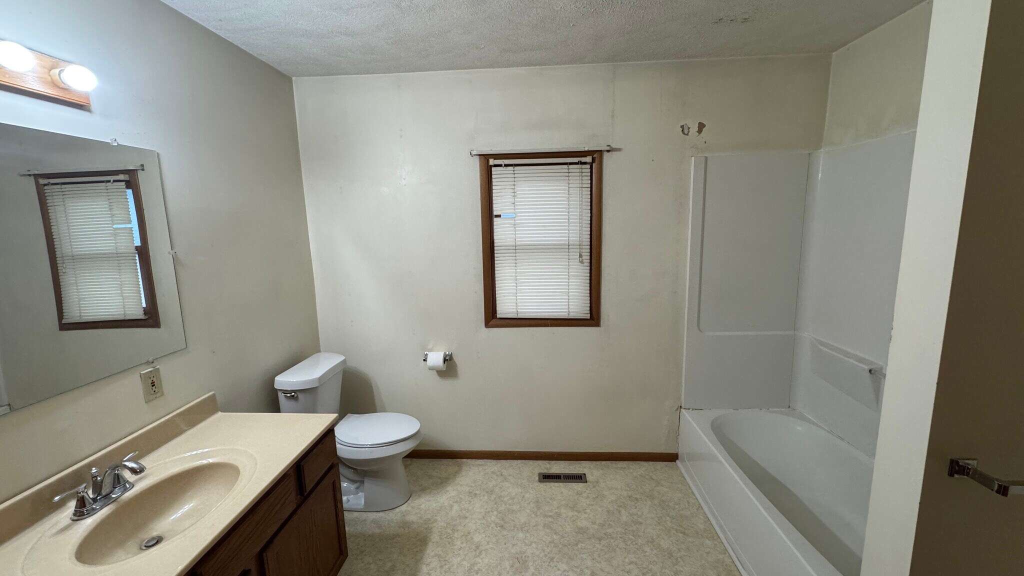 Building Photo - 406 S Chicago Ave