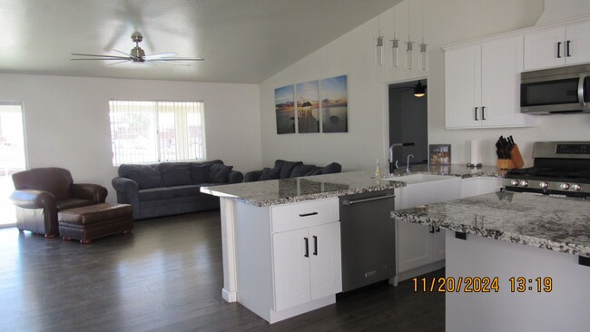 Building Photo - Refreshed 3 bedroom, 3 bath, 3 car boat de...