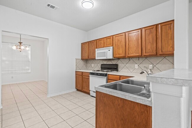 Building Photo - 15327 Hickory Dale St
