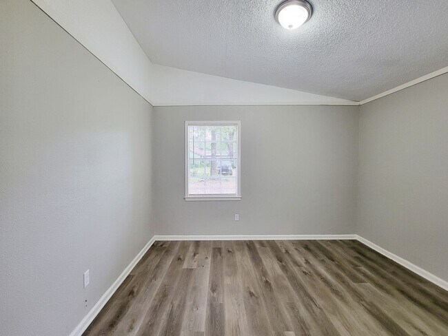 Building Photo - REMODELED AND UPDATED 4 BEDROOM 2 BATH LEA...