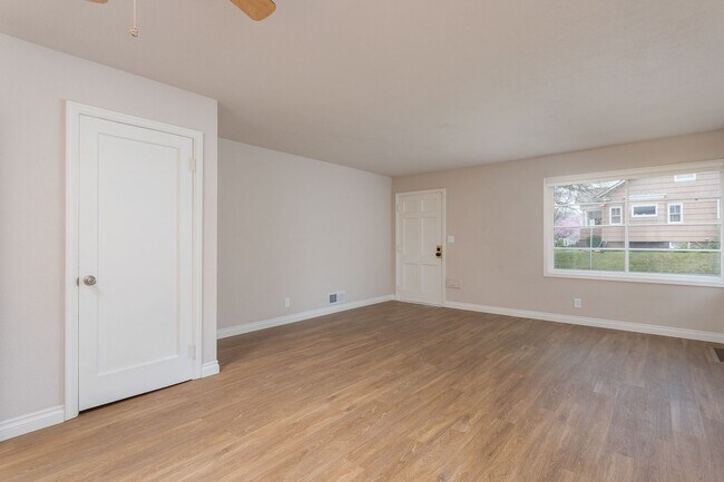 Building Photo - Charming Northeast Portland Duplex