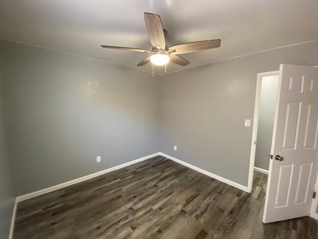 Building Photo - Newley Remodeled 3 BD 2 BA house on corner...