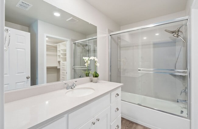 Building Photo - **Welcome Home to Your Dream Residence in Roseville!**