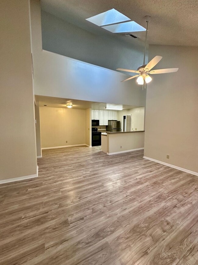 Building Photo - WG #304