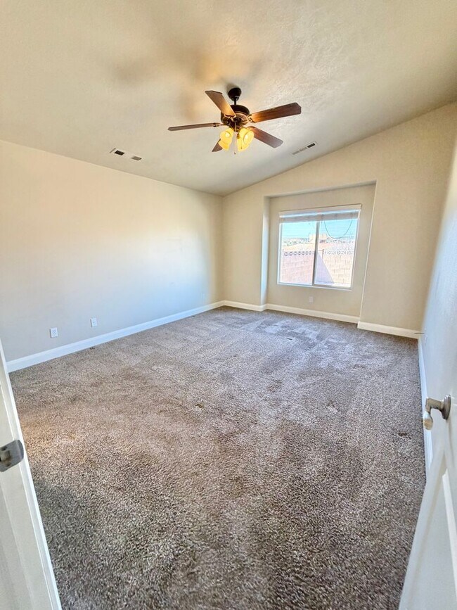 Building Photo - Price Just Reduced!!! Charming 3 Bed 2 Bath + DEN/OFFICE Area!