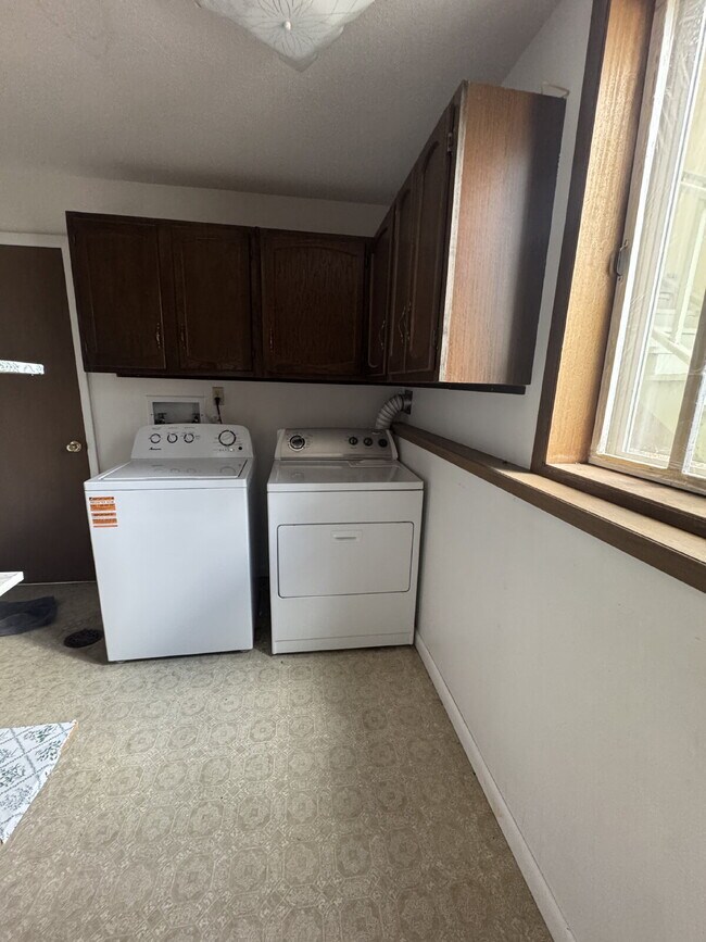Building Photo - Spacious 3 bedroom, 2 bathroom home in Lander