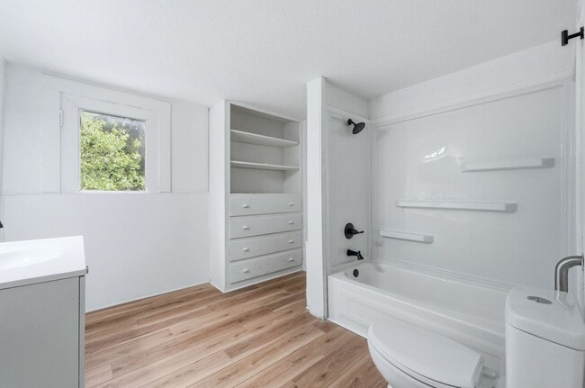 Building Photo - Freshly Updated 3BR Home