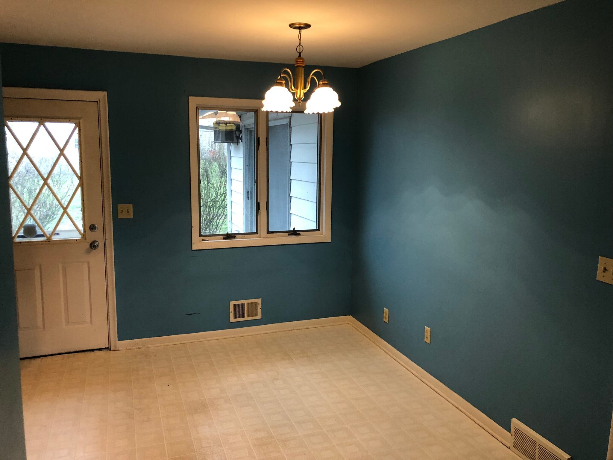 Dining room - 3660 N Mccord Rd