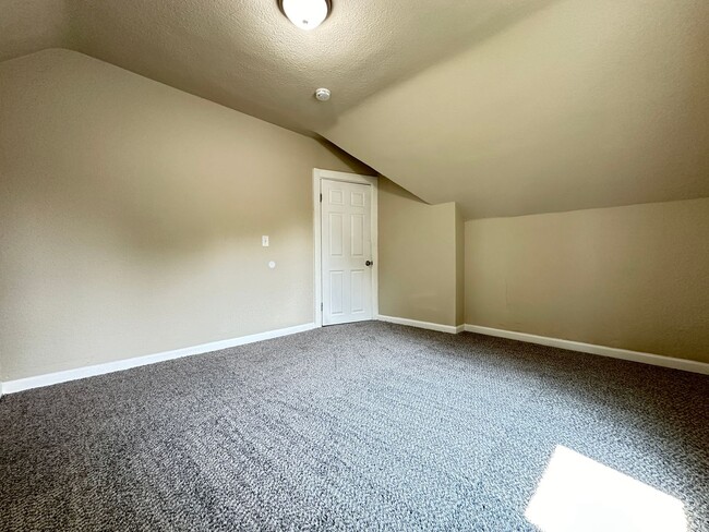 Building Photo - 4 Bedroom Remodeled Home in Chariton