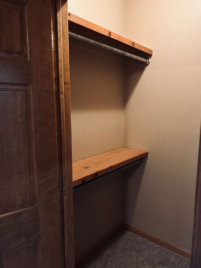 Building Photo - Gorgeous Home Located on Rivercut Golf Cou...