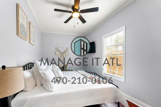 Building Photo - Cozy 3 bedroom house located one block from the Beltline!