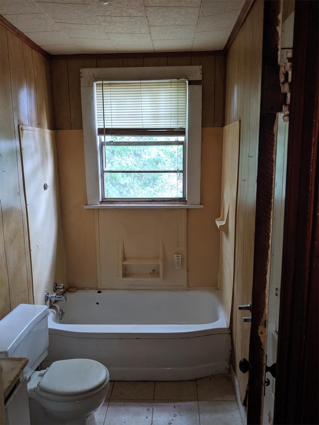 Building Photo - 2348 Iroquois St